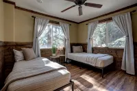 Walk to Stagecoach Lift - 5Br Luxury Ski Cabin - Private Hot Tub - 3 Fireplaces - balcony