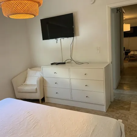 Key Biscayne 1 bedroom walk to Beach & town