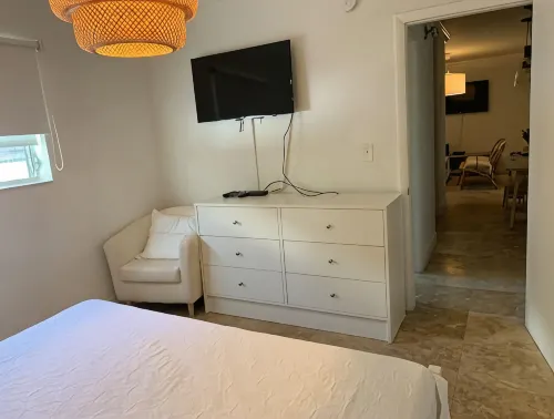Key Biscayne 1 bedroom walk to Beach & town - 수영장