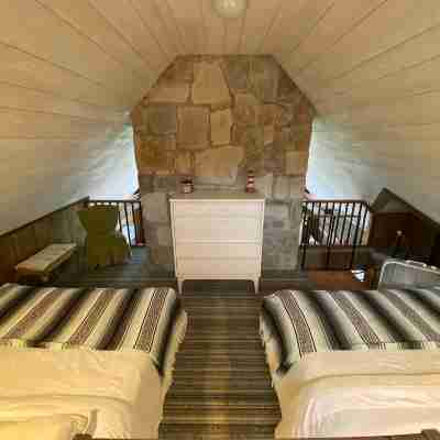 Dad's Paradise on Pigeon Cove offers WaterFront Sunrise Views and Lake Access! Rooms