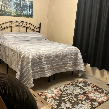 Quiet Super Clean Comfortable 7 Mile  to Downtown Newberry   5 Mile from I 26