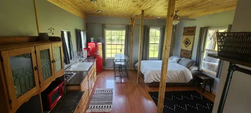 Riverside "Barndominium" w/ easy access to water - Chalets