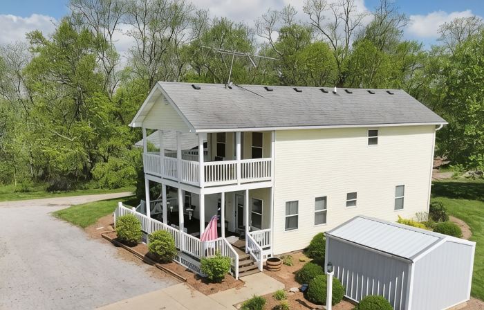 Large Bourbon Trail Vintage Farmhouse – Hot Tub, Gift Shop, Golf Range & Animals