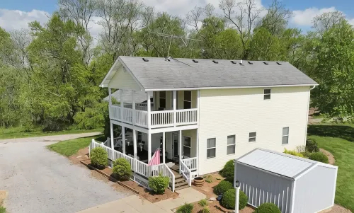 Large Bourbon Trail Vintage Farmhouse – Hot Tub, Gift Shop, Golf Range & Animals - 3-Star