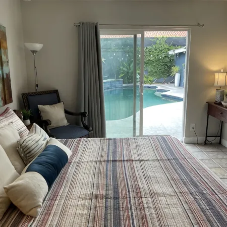 HEATED POOL & JACUZZI, QUIET, AIRY SPA LIKE BACKYARD, NEAR NEWPORT BEACH