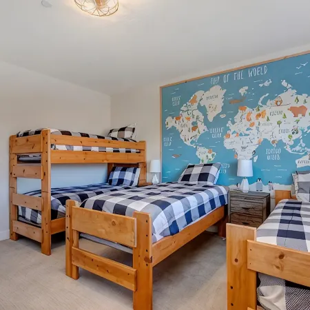 Huge Family Retreat in Deer Valley East - Hot Tub, Game Room and Lake Views!