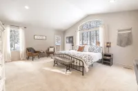 Peaceful getaway in the woods with fully fenced yard- Pet friendly! - balcony
