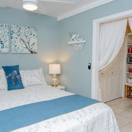Rivendell Oasis-Peaceful garden setting with private hot tub close to waterfalls