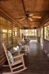 Traditional and Cozy Cabin Minutes from Broken Bow State Park on 1 Acre - Chalets