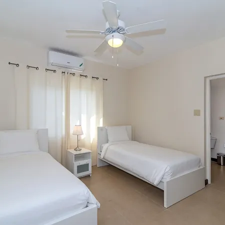 Hospitality Expert CB2