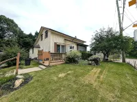 Renovated Ravine Cottage | Walk to Beach | Sleeps 8 | A/C, BBQ, & Firepit - Homestays
