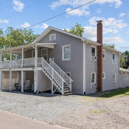 The Coral Door. 2 Bdrm 1 Bath Unit. Sleeps 5. Linens Included!