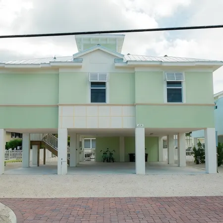 4 Bedroom 3 Full Bath Home on Canal in Marathon w/Private 35 foot dock