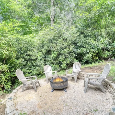 Mountain house sleeps 4 w/ deck & firepit, 5mi to Grandfather Mtn, pet friendly!