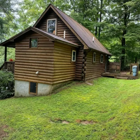 Relax @ Mt. Melody Log Cabin. Brand New Hot Tub and Masterbath. by Trout Stream
