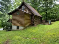 Relax @ Mt. Melody Log Cabin. Brand New Hot Tub and Masterbath. by Trout Stream - シャレー