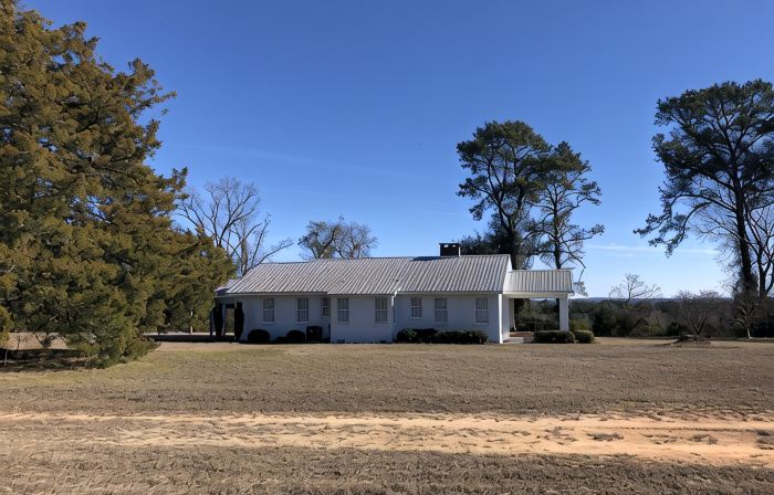 Hilltop Retreat . Private house surrounded by nature. Just 2 miles from Lake.
