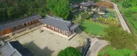 Gwiae Traditional House - parking