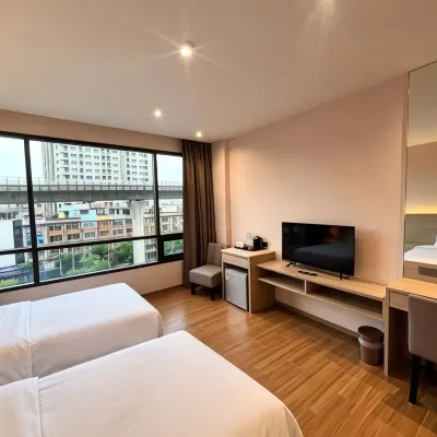 35 Bow Hotel Hotels near Bang Bamru Railway Station