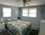 1st Fl of duplex. Sunsets over the bay, walk to beach. Great family getaway. - Familievenlig