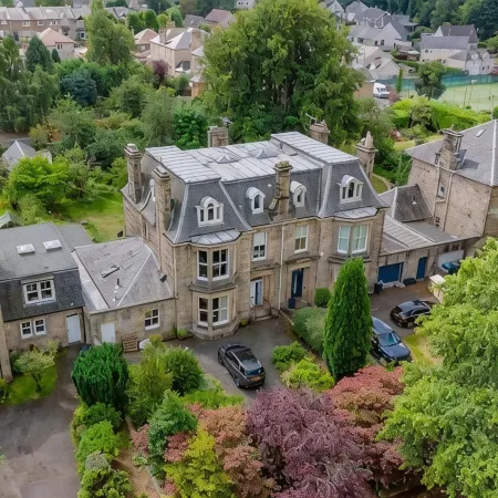 Spacious 4 Bedroom Flat in Stirling