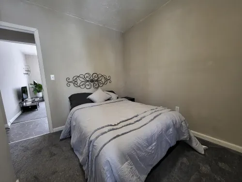 Beautiful and also conveniently located. - Apartments