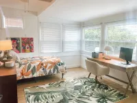 Mid-Century 2-Bedroom Charm - Beach, Pets, Fenced Yard in Fabulous Venice - 4 ดาว