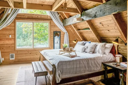 Riverfront A-Frame w/ Hot Tub • Near Stevens Pass • Pet-Friendly Retreat - Chalets
