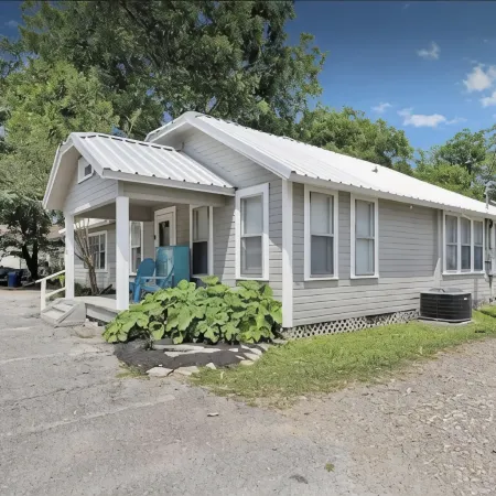 Cozy 1930's cottage WALKING distance to Old Town Tomball