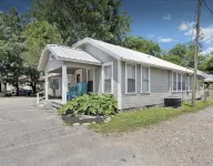 Cozy 1930's cottage WALKING distance to Old Town Tomball - 2성급
