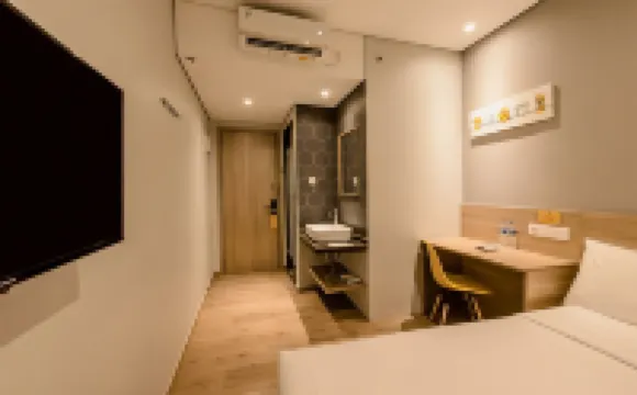 Yellow Bee Tanah Abang Hotels near Plaza Indonesia XXI