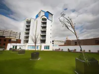 Comfortable Swindon Town Centre Apartments, Free Parking, Sleeps up to 8