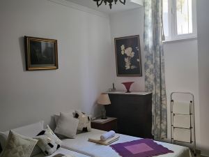 "room in Guest Room - Sintra Lousa Twin Guest Room with Private Bathroom"