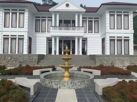 Toba Retreat Mansion and Villas