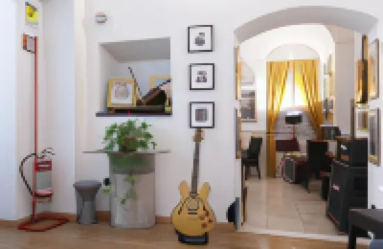 โรงแรมเรดแอนด์บลูส์มิวสิค จีโนว่า