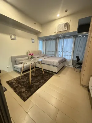 EJ's Staycation 4th F with 200Mbps Wi-Fi and Netflix