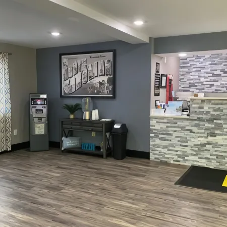 Super 8 by Wyndham Charlotte University Отели рядом с достопримечательностью «Торговый центр Tryon»