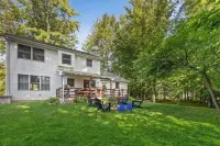 Featherbone Farmhouse- Comfy Gem 1 Block to Town. Perfect for families & groups!