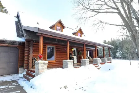 Country Living Custom Built Log Home with Hot Tub and Sauna