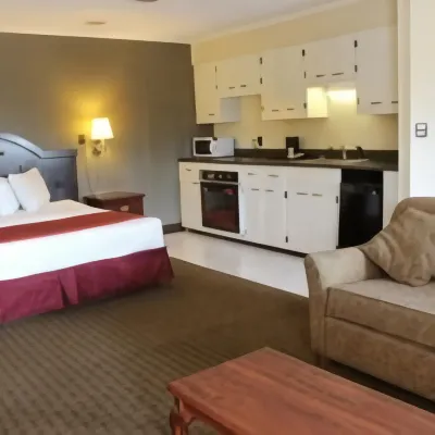 Lake View Inn & Suites