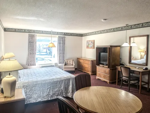 Econo Lodge Inn & Suites - 2-Star