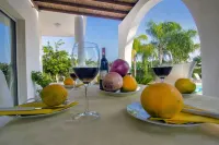 Amazing Pool, Complete Privacy, Amenities and Beach Nearby