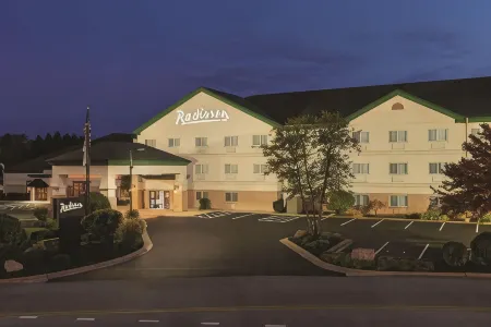 Radisson Hotel & Conference Center Rockford Отели рядом с достопримечательностью «Swanson Park»