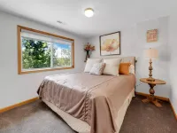 Beautiful home, Hot Tub, great views, easy access to downtown and Territory