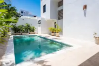 VIca Guest House Con Piscina en la Entrada de la Zona Hotelera