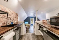 Beach, dining nearby, close to airports. Book now!