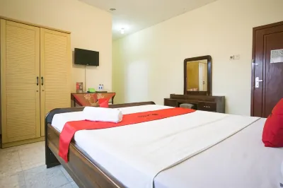 RedDoorz Syariah @ Jalan Gajah Mada Hotel dekat Dira Collection Ambulu
