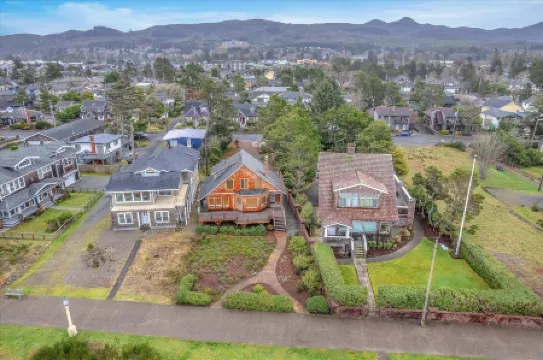 Ocean Views and Cozy Interiors - Spacious Coastal Haven