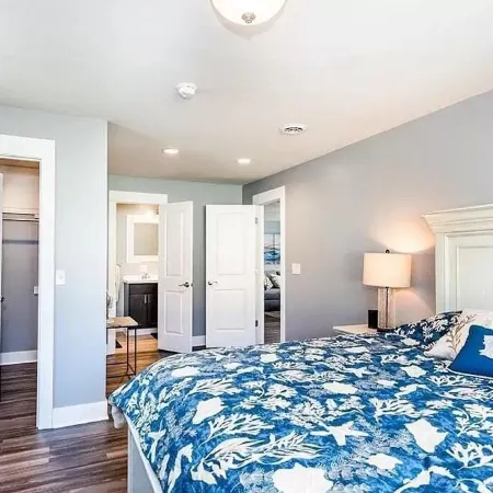 Cozy New Buffalo cottage with hot tub & fire pit. Short walk to downtown!