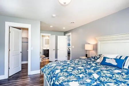 Cozy New Buffalo cottage with hot tub & fire pit.  Short walk to downtown!